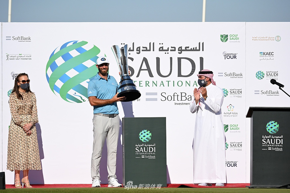 颁奖典礼彩屑纷飞，达斯汀·约翰逊被冠军的荣耀与喜悦包围