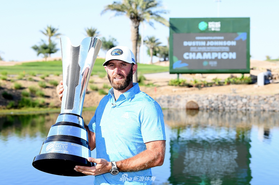 加西亚优雅完成收杆动作，身姿与远方棕榈树构成完美构图