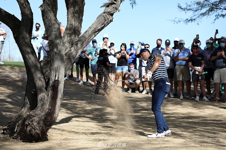 老将史翠克在果岭上推杆，眼神坚定，展现出不输年轻后辈的竞技状态