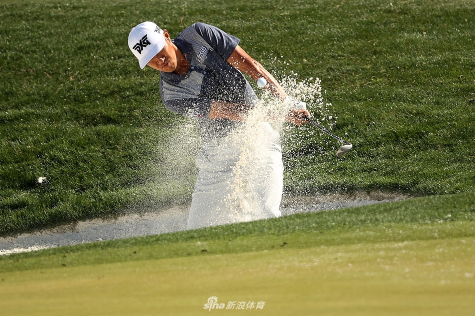 科普卡高举冠军奖杯绽放笑容，银色奖杯与阳光相映生辉，庆祝这来之不易的胜利