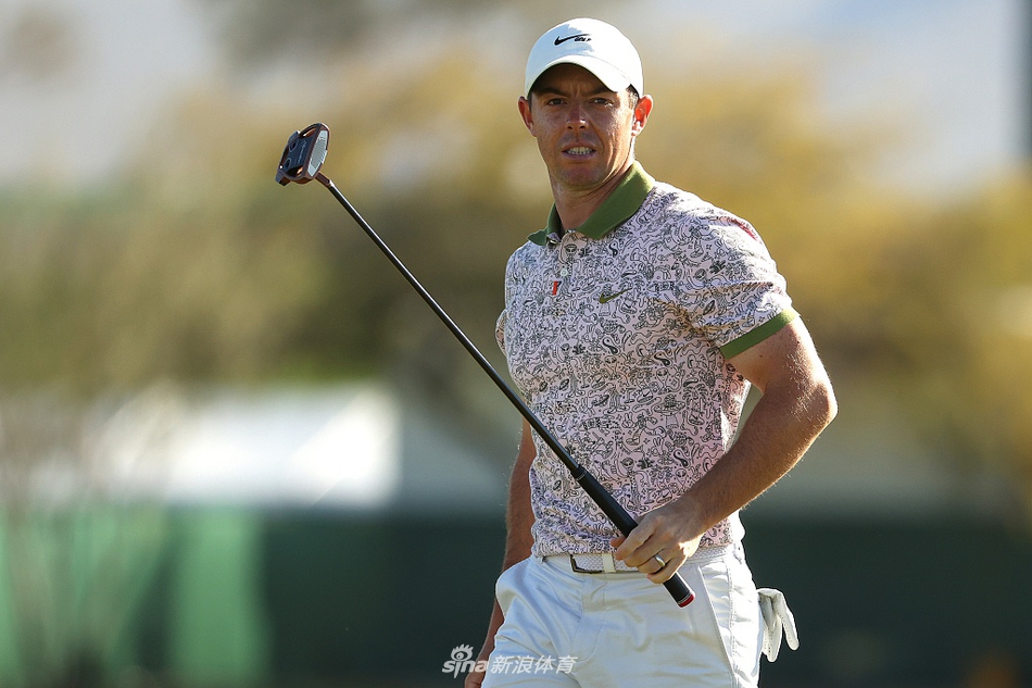 科普卡在第十七洞果岭外精准切球，小球划出完美弧线直奔洞杯而去，这一击决定了冠军归属