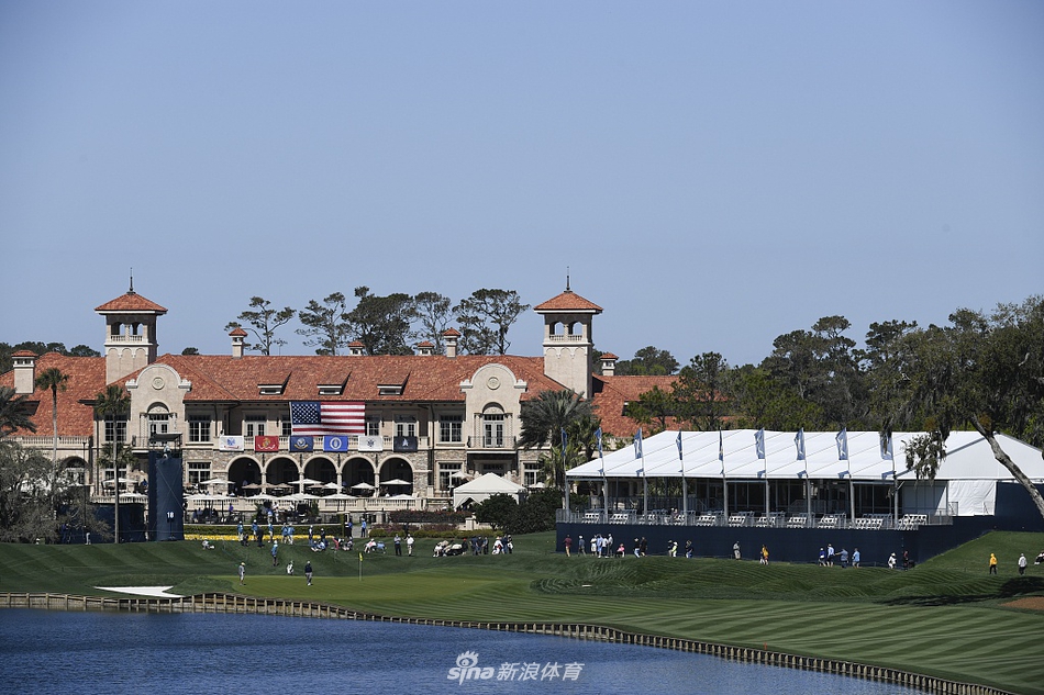 TPC锯齿草球场标志性的第17洞岛屿果岭，碧水环绕，聚光灯下的小小果岭是勇气与精准的终极试炼场。
