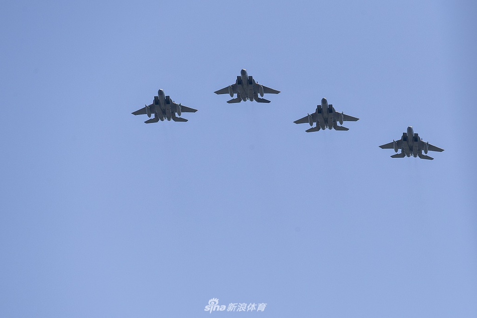 数架飞机在TPC锯齿草球场上空进行特技飞行表演，拉出彩烟，在湛蓝天空中为大赛拉开激昂序幕。