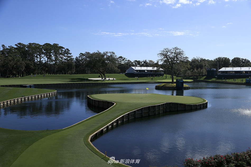第17洞岛屿果岭旁，层层叠叠的观众看台座无虚席，构成了一幅壮观的赛场全景，等待激动人心的时刻降临。