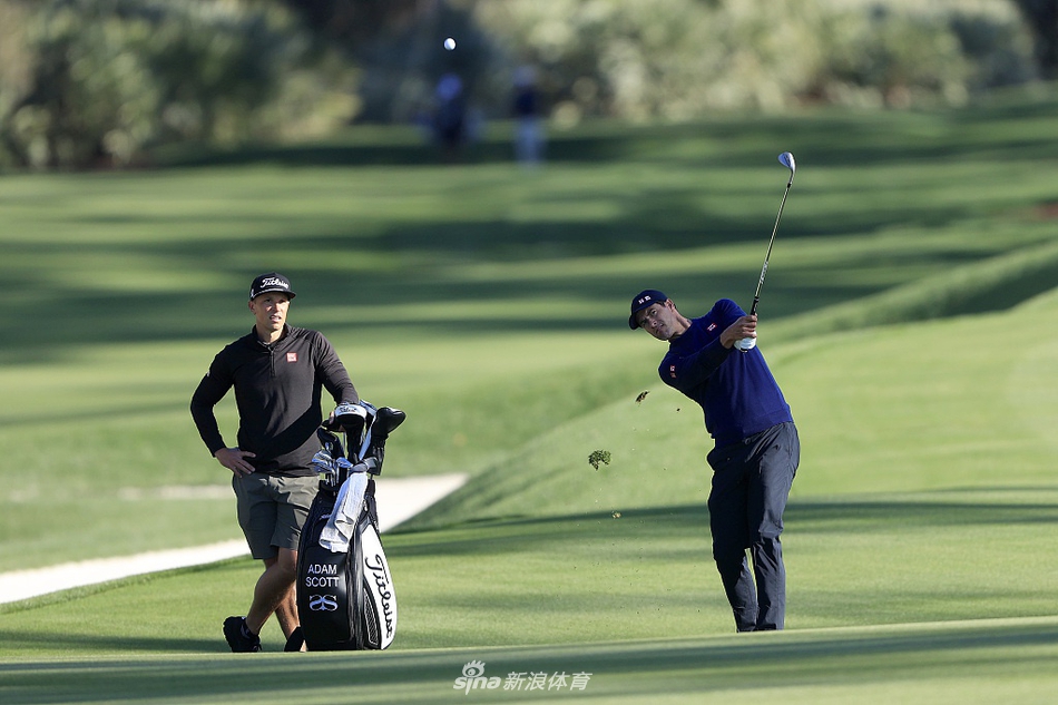 赛事工作人员正在认真检查场地设施，他们的辛勤工作是这场世界级高尔夫盛宴得以完美呈现的基石。