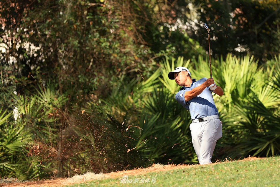 球员锦标赛次轮，一位球员在沙坑中成功救球后，小球落在果岭上滚向洞杯，引发周围观众一阵赞叹。