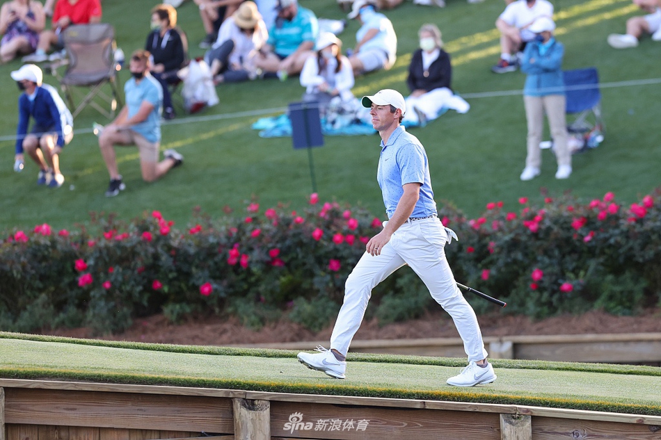 球员锦标赛次轮，一位球员在果岭上俯身仔细观察推杆线路，指尖轻触草叶感受坡度与草纹。