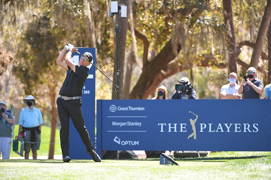 球员锦标赛第二轮，现场观众聚集在著名的岛型果岭看台，屏息凝神地观看球员挑战这关键一杆。