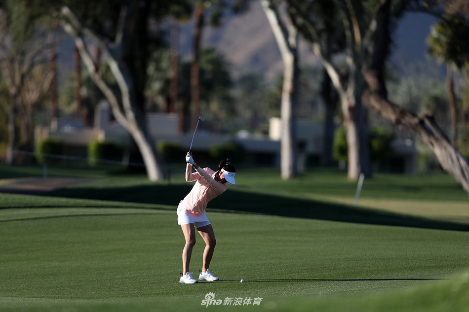 夕阳西下，球员完成比赛后走向会所，长长的身影映在球道上宁静而富有诗意