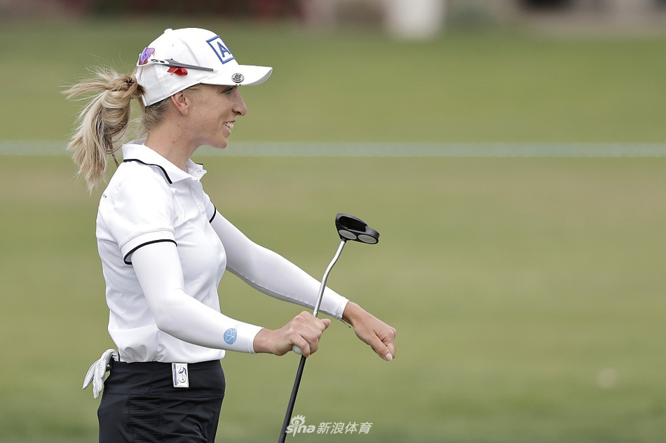 大满贯冠军奖杯在颁奖台聚光灯下熠熠生辉，承载着至高荣誉与无数汗水