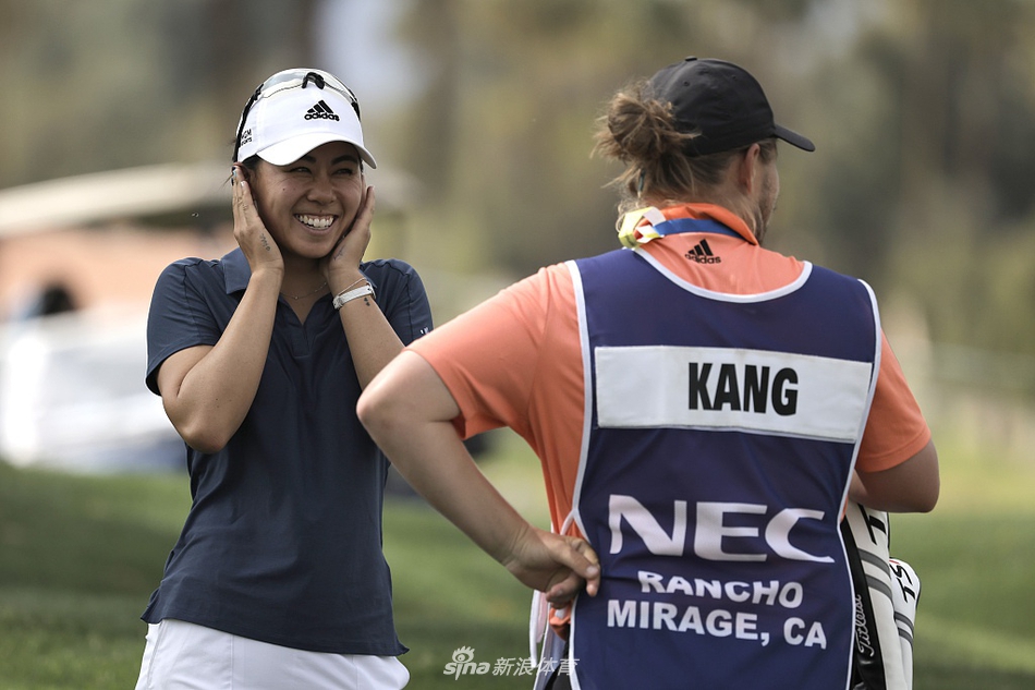 赛事领先组在观众的注视下走向果岭，大满贯决赛日的紧张气氛弥漫空中