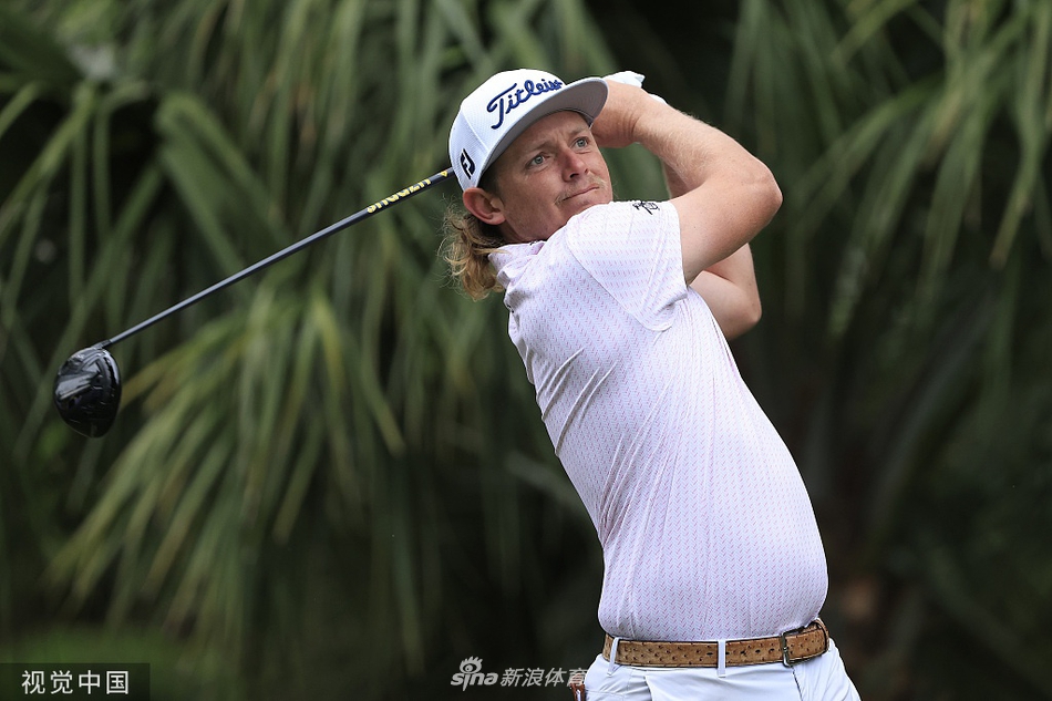 老将辛克在果岭上沉稳推杆,眼神专注,身后是港市球场经典的灯塔景观。