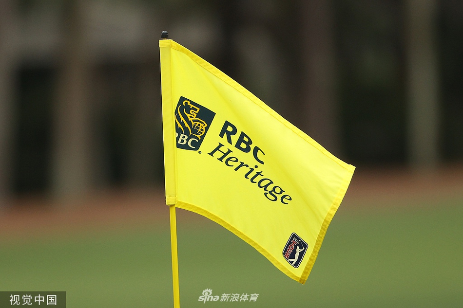 夕阳西下,球员与球童行走在球道剪影中,构成了一幅充满故事感的宁静画面。