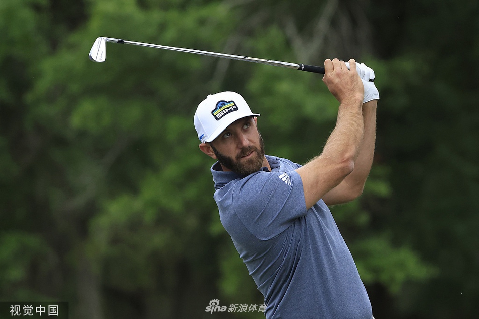 球童为球员仔细擦拭高尔夫球具,阳光下的一丝不苟体现了这项运动的专业与严谨。