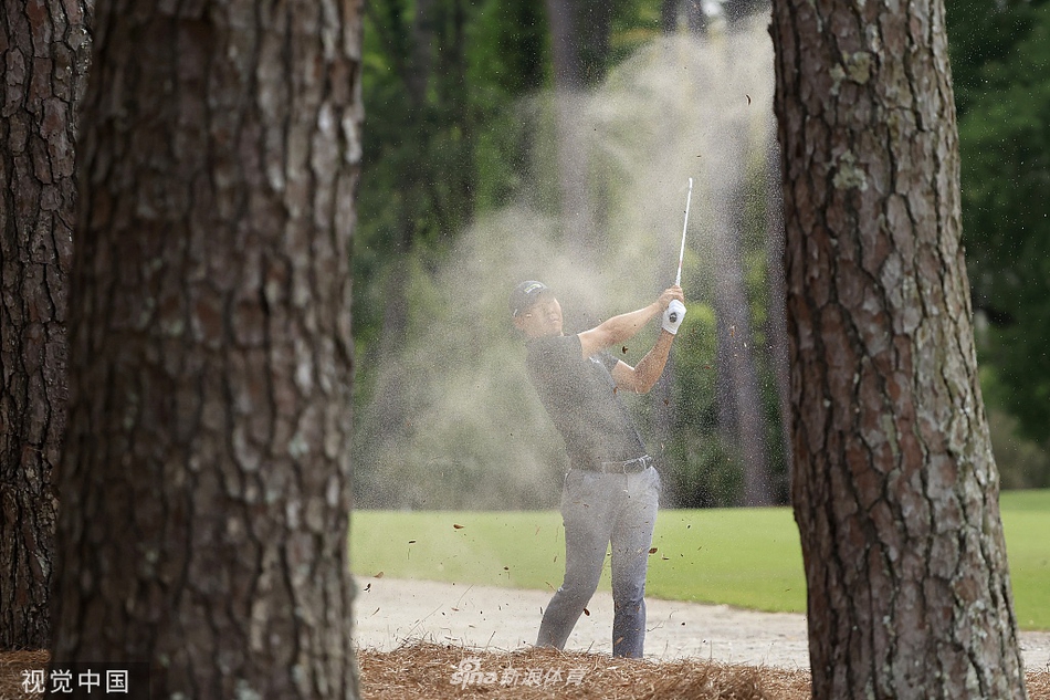 球员在沙坑中凝神救球,沙粒飞扬瞬间展现了高尔夫比赛中挑战与技巧并存的一幕。