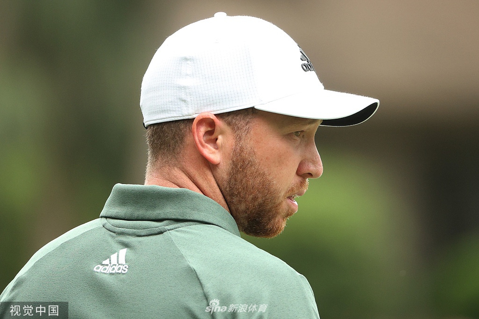 赛事观众聚集在风景如画的港市球场看台,沉浸在紧张而精彩的高尔夫对决中。