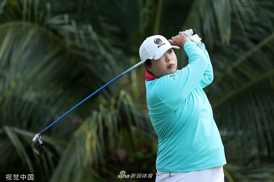 中国球员林希妤全神贯注地完成一记精准的铁杆攻果岭，身姿优雅而有力