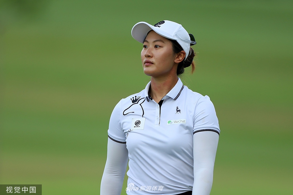 涩野日向子露出标志性的甜美笑容，向观众致意，清新活力感染全场