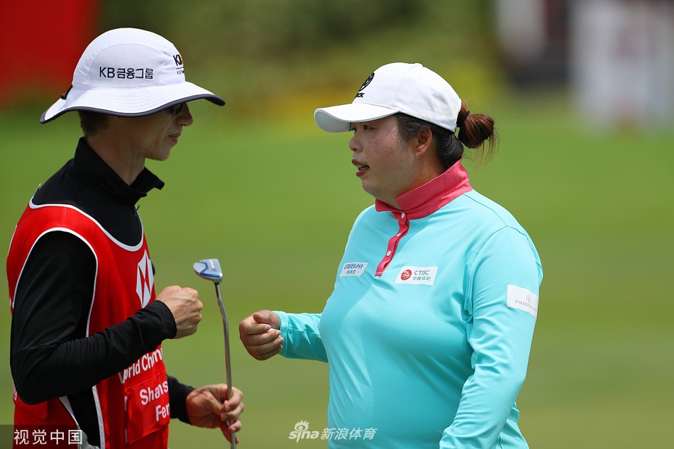 冯珊珊与球童并肩走过球道，夕阳下拉出长长的身影，宁静而富有斗志