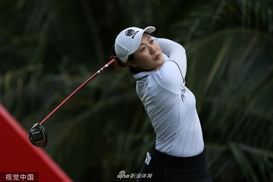 高宝璟在发球台上从容挥杆，动作流畅如诗，尽显世界第一的风范