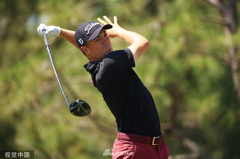 菲尔-米克尔森在树林困境中寻找突围路线，他表情专注而自信，准备再次施展他魔法般的击球技巧。