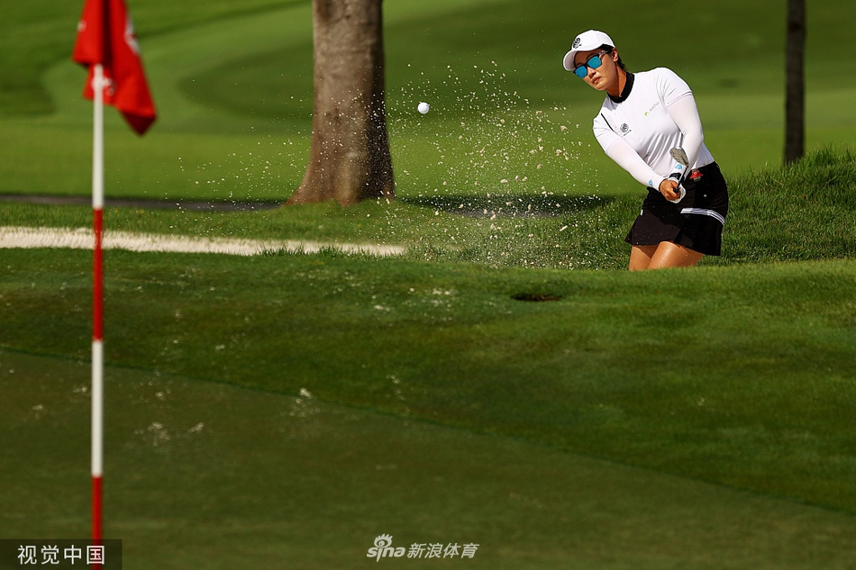 林希妤完成一记漂亮的挥杆后，目送小白球飞向果岭，动作流畅而充满力量
