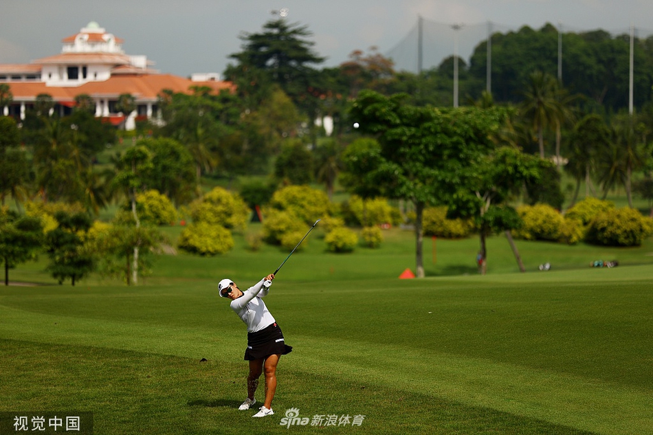 林希妤在比赛中凝神推杆，表情专注而自信，背景是郁郁葱葱的圣淘沙高尔夫球场