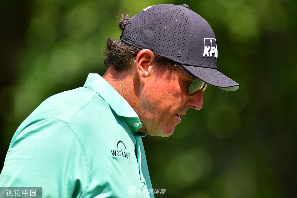 萨姆-伯恩斯微笑着与球童交流，分享成功的喜悦，年轻的脸庞上洋溢着对冠军的渴望与信心。