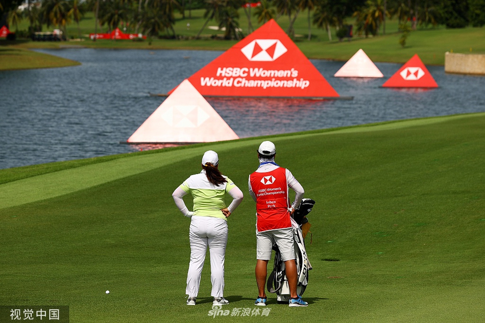 林希妤与韩国名将朴仁妃在球道上并肩行走，两人表情轻松，展现了赛场上的竞争与尊重