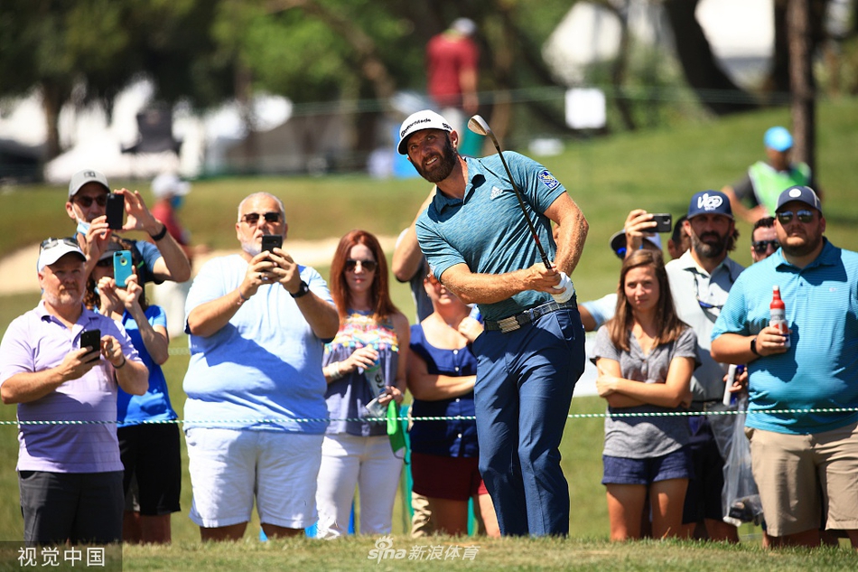 贾斯汀-托马斯完成一次漂亮的推击后，小球径直滚向洞杯，他充满期待地身体前倾，眼神紧锁目标。
