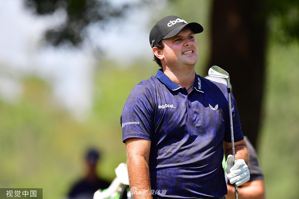 夕阳余晖下，球员们走过起伏的球道，长长的身影投射在草坪上，象征着漫长赛程中毅力与专注的较量远未结束。