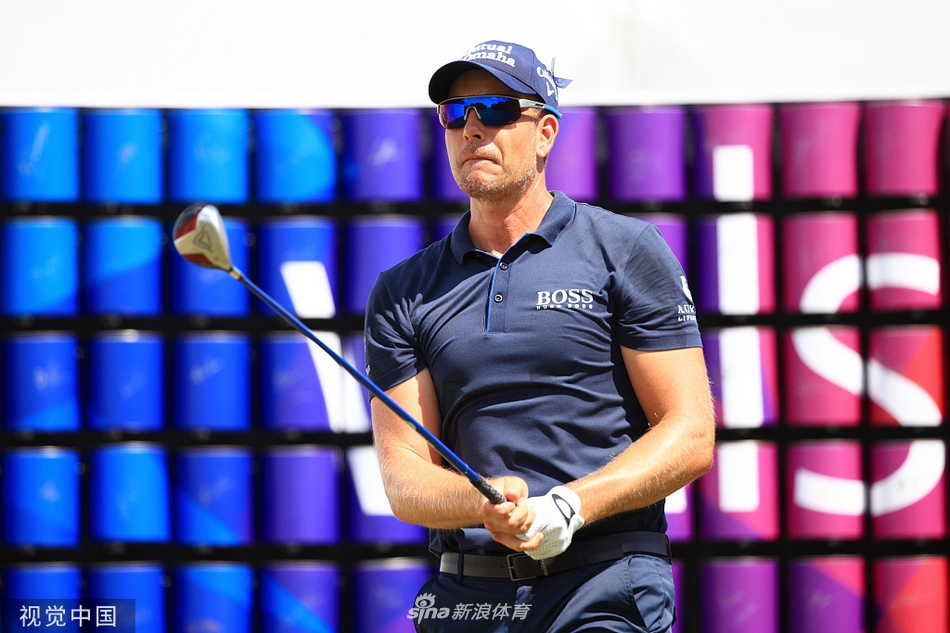 帕特里克-瑞德在沙坑中处理困难球位，他双腿稳稳扎在沙中，神情冷静，准备打出一记漂亮的沙坑救球。