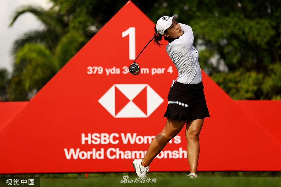 林希妤与韩国球员朴喜映在果岭边交流，两人面带微笑，气氛友好融洽