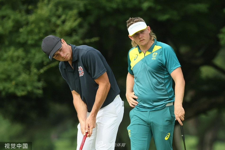 泰国新星杰兹·杰尼瓦塔纳隆在树林中巧妙一击，阳光穿过枝叶照亮了他的挥杆轨迹。