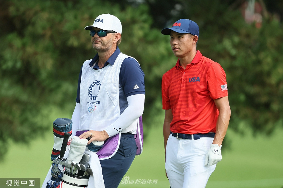 中国选手袁也淳在果岭边仔细研判推杆线路，神情专注，展现了新一代高尔夫球员的沉稳与拼搏精神。