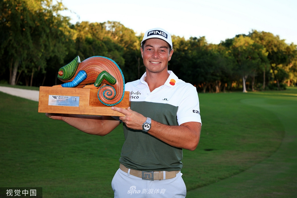 霍夫兰面带微笑，高举玛雅科巴冠军奖杯，身后是绚烂的烟花与无边的加勒比海。