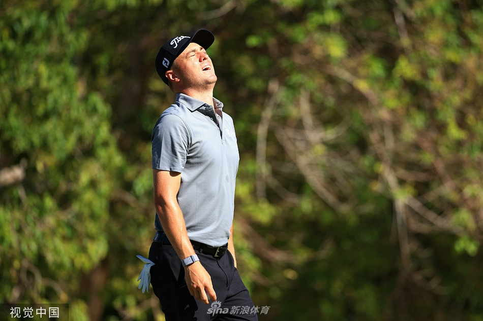 冠军推杆瞬间特写，高尔夫球滚入洞杯，霍夫兰的推杆与胜利轨迹定格成永恒。