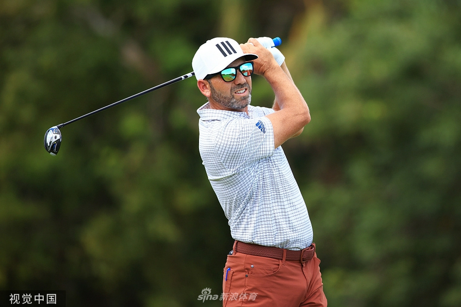 霍夫兰在获胜后与家人深情拥抱，温馨时刻诠释了荣誉背后亲情的支撑。