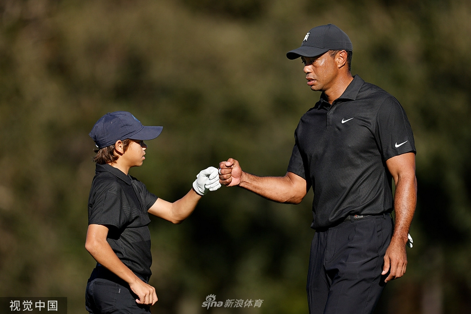 父子二人同时挥杆的连续抓拍，动作同步率极高宛如镜像