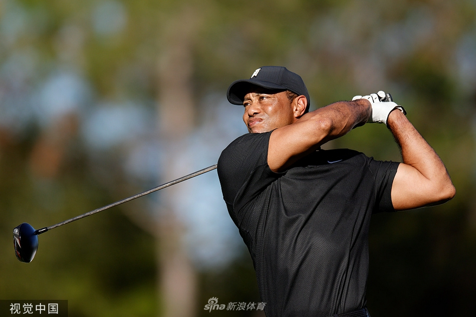 比赛结束后伍兹父子拥抱庆祝，背景是佛罗里达州温暖的夕阳