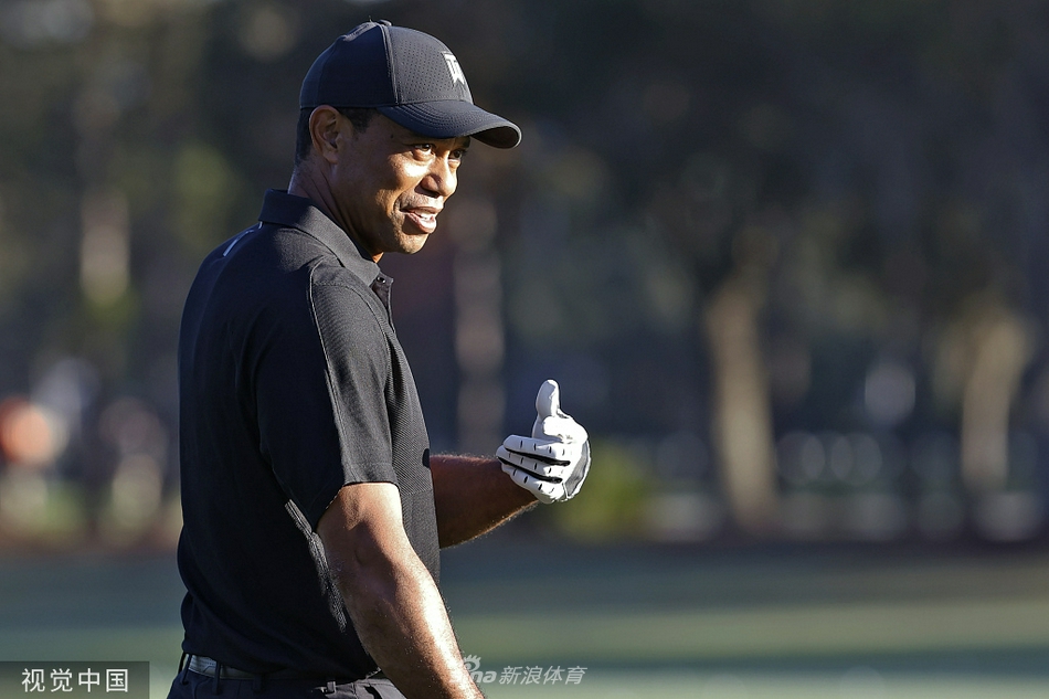 查理·伍兹开球后泰格露出灿烂笑容，仿佛看到自己年轻时的影子