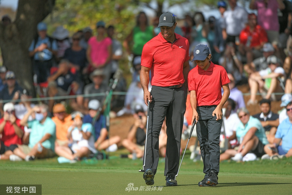 夺冠的达利父子拥抱庆祝，老达利标志性的笑容与儿子兴奋的神情，构成了胜利时刻的动人画卷。