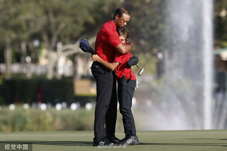 内莉·科达与父亲皮特并肩观察球路，网坛名将父亲与高坛女儿的组合，是运动传承的独特篇章。