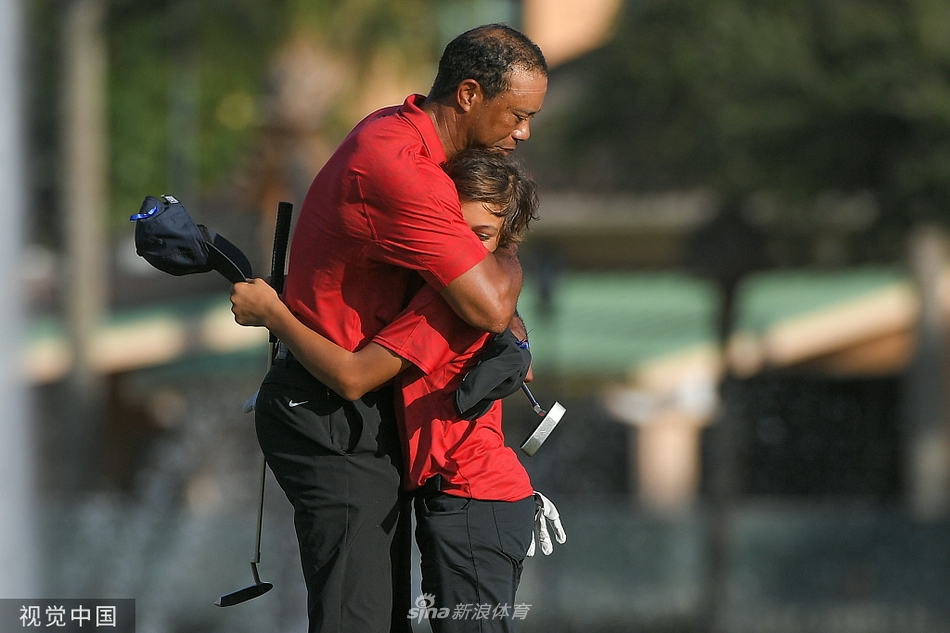 贾斯汀·托马斯与父亲迈克在果岭上密切交流，卫冕冠军之间的默契与专注力展露无遗。