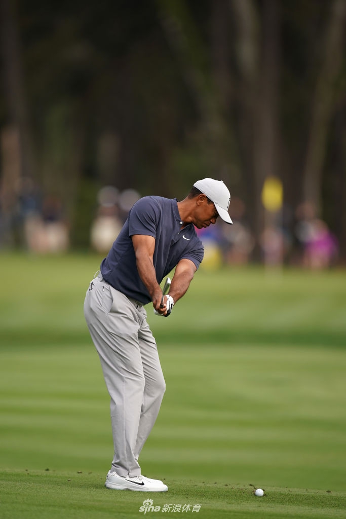 触球后流畅的送杆,球杆与手臂形成一条优美的直线,将小球精准导向目标