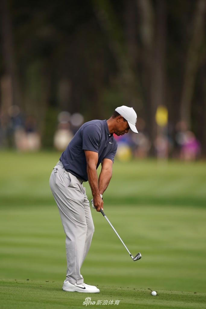 下杆瞬间力量迸发,身体如同一张拉满后疾速释放的强弓,凝聚所有能量于一点