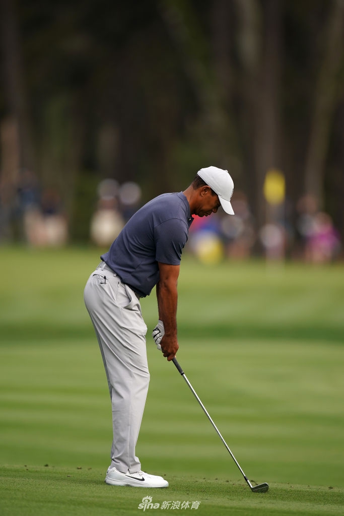上杆途中,伍兹的身体如紧绕的发条,手臂与球杆形成宽阔有力的角度,彰显无与伦比的协调性