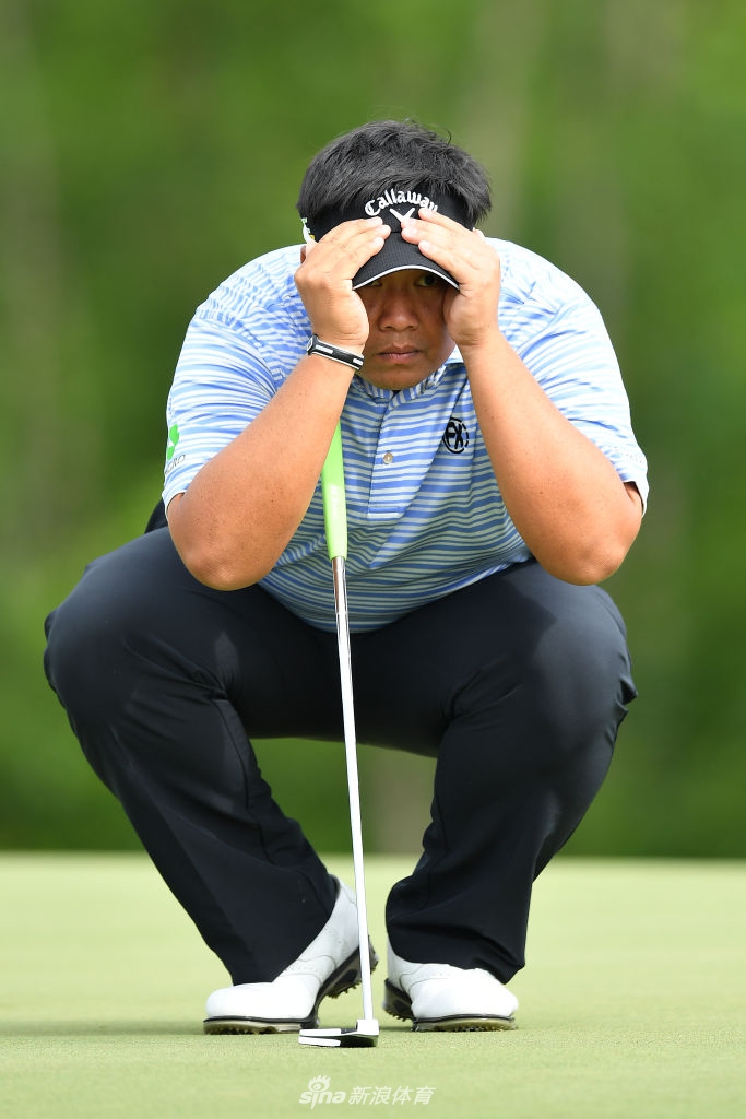 天色渐暗,球场灯光与夕阳余晖交织,一位球员仍在坚持推击,与时间进行最后赛跑。