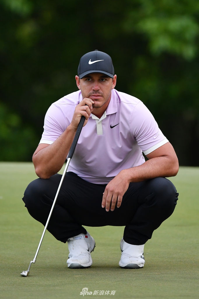 马特-厄维瑞在雨中凝视球道,眼神专注而坚定,湿漉漉的帽檐下是他正在酝酿逆转的决心。