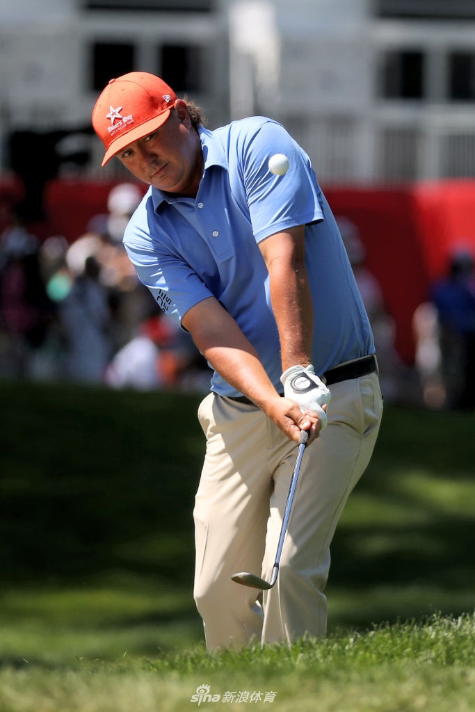 拉什利与球童在决赛轮并肩前行,夕阳将他们的身影拉长,象征着一段漫长征程的胜利收官。